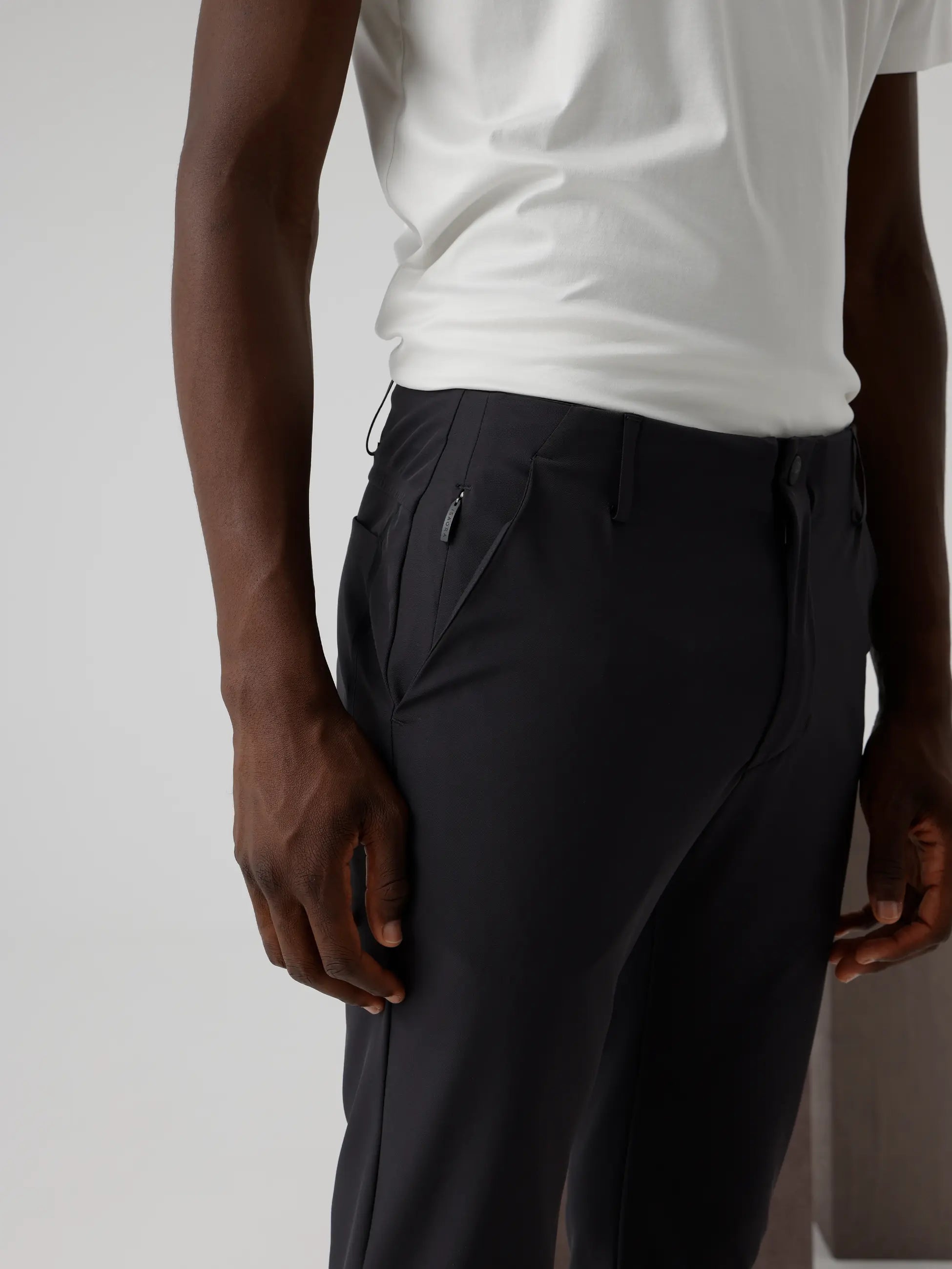 Isaora-Sleek Tech Chino-Pantolon-3-Milagron.com