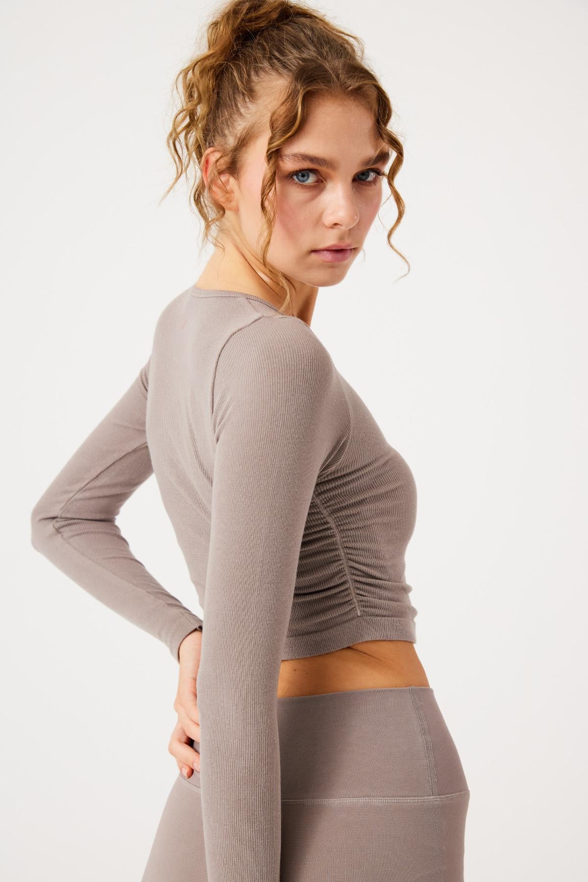 Jerf-Aura Uzun Kol Büzgülü Tshirt Açık Kahve-T-shirt-4-Milagron.com