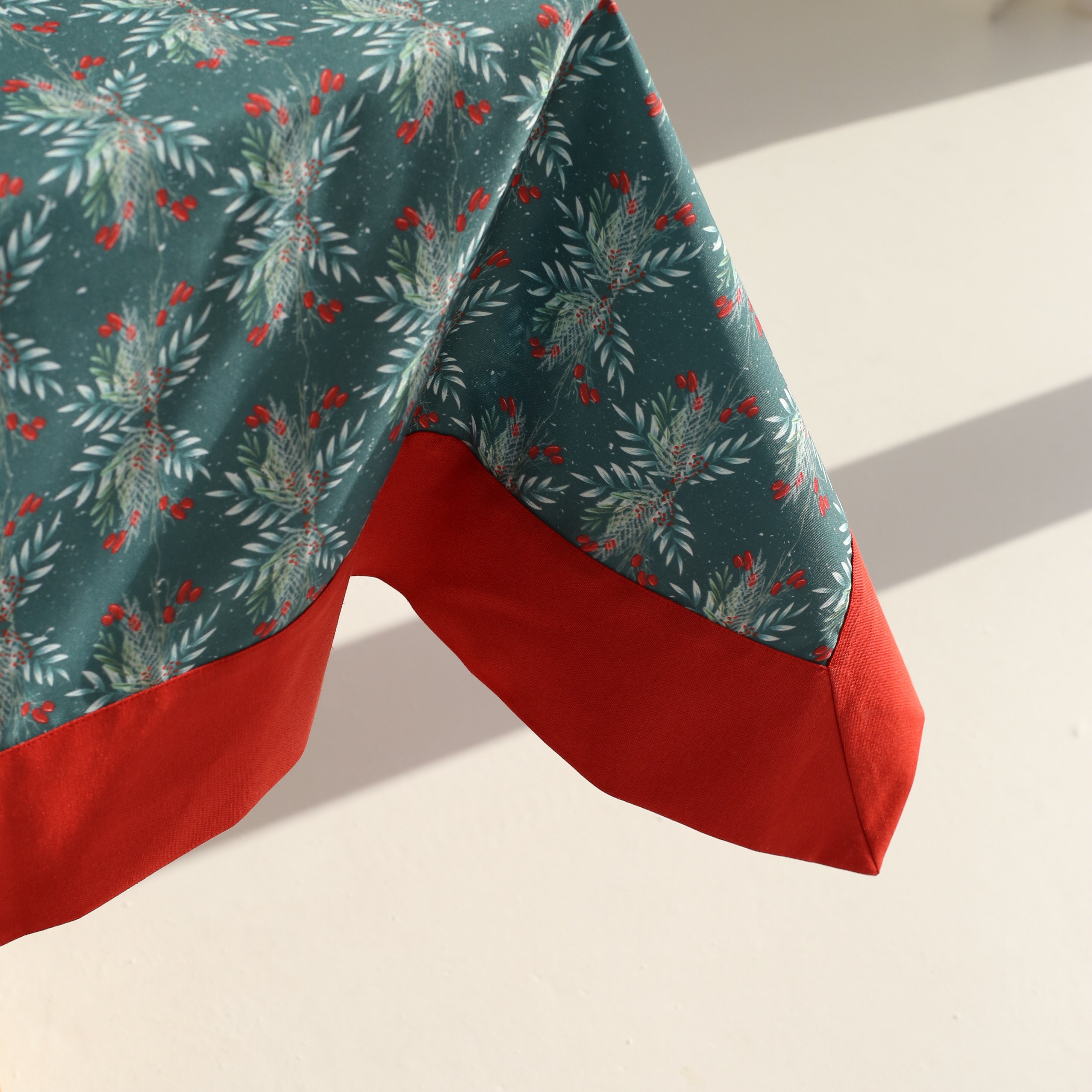 KM Home Collection-Yılbaşı Ağacı Desenli Masa Örtüsü-Masa Örtüleri-2-Milagron.com