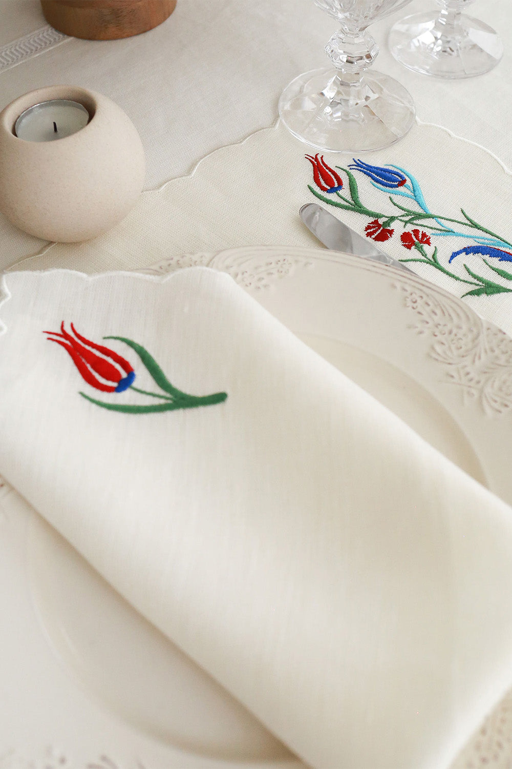 Km Home Collection-2'li Set Kırmızı Lale İşlemeli Keten Peçete-Peçete-2-Milagron.com