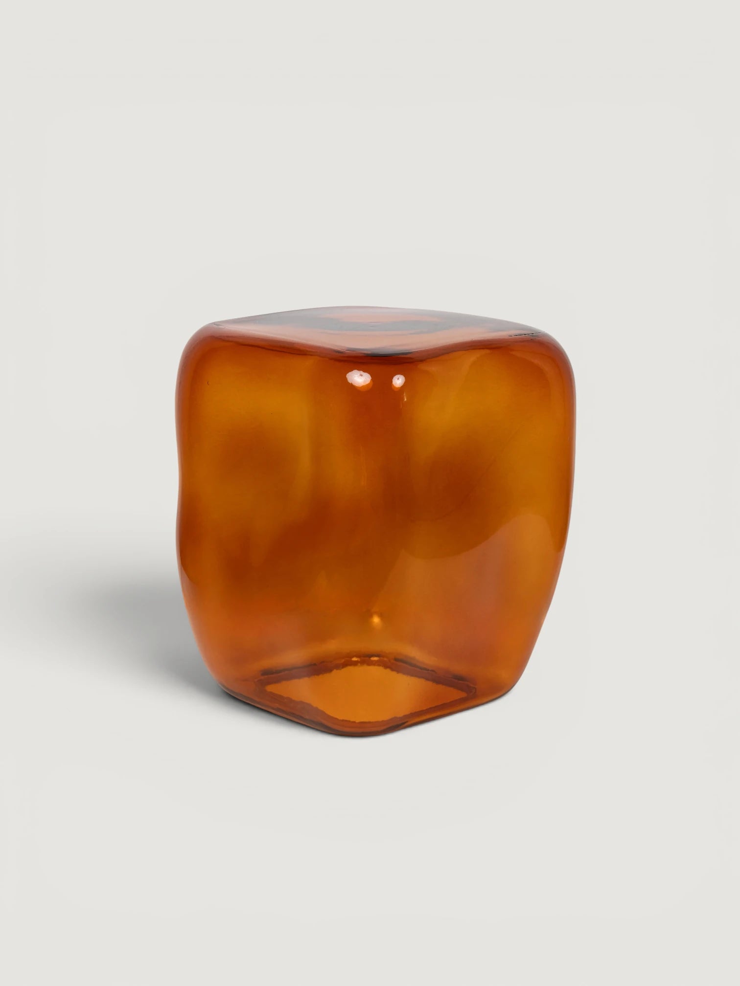 Nuvia Amber Cam Yan Sehpa-S