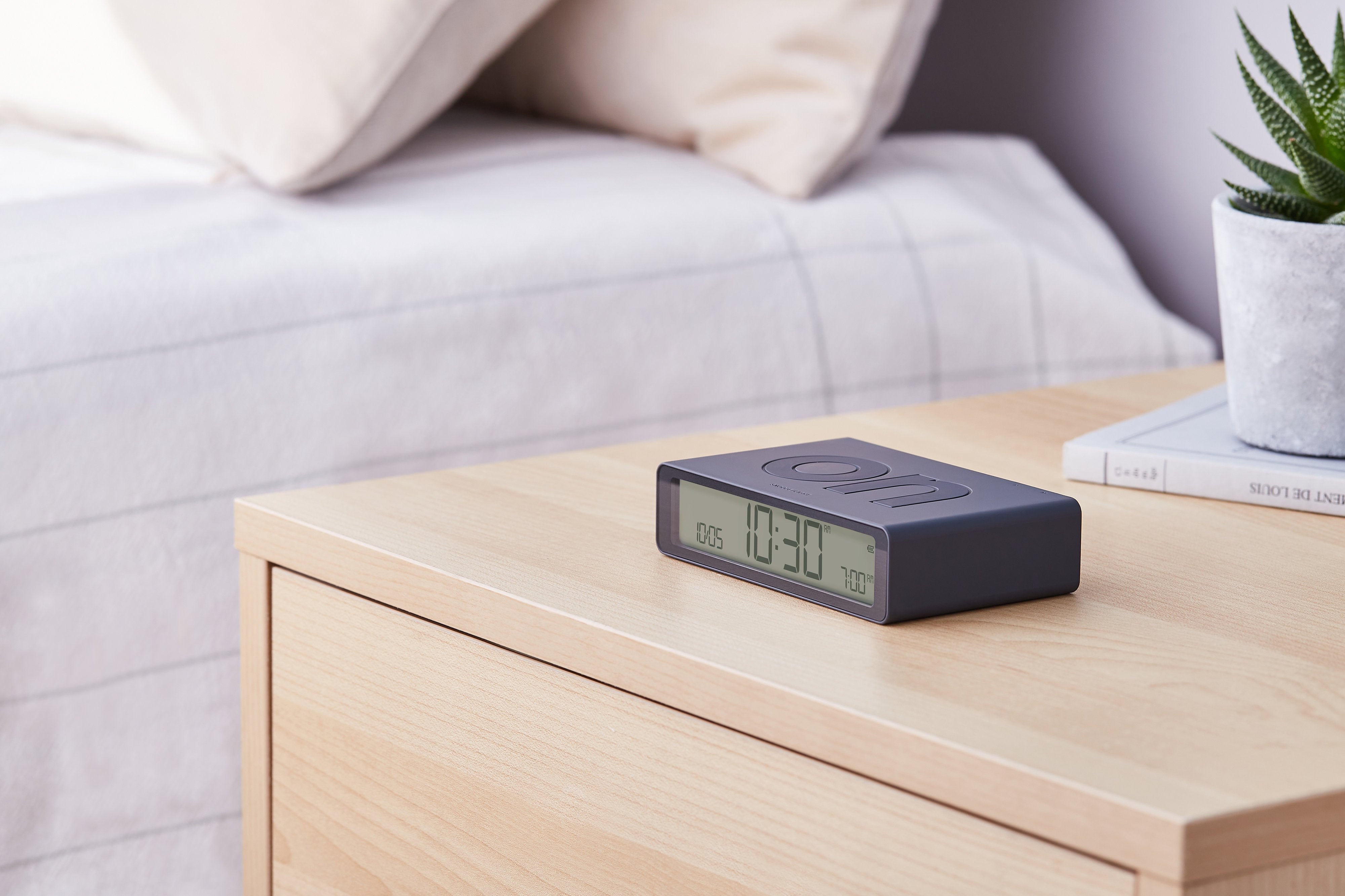 Lexon-Lexon Flip Klasik Şarj Edilebilir Alarm Saat Koyu Gri-Alarm Saatler-6-Milagron.com