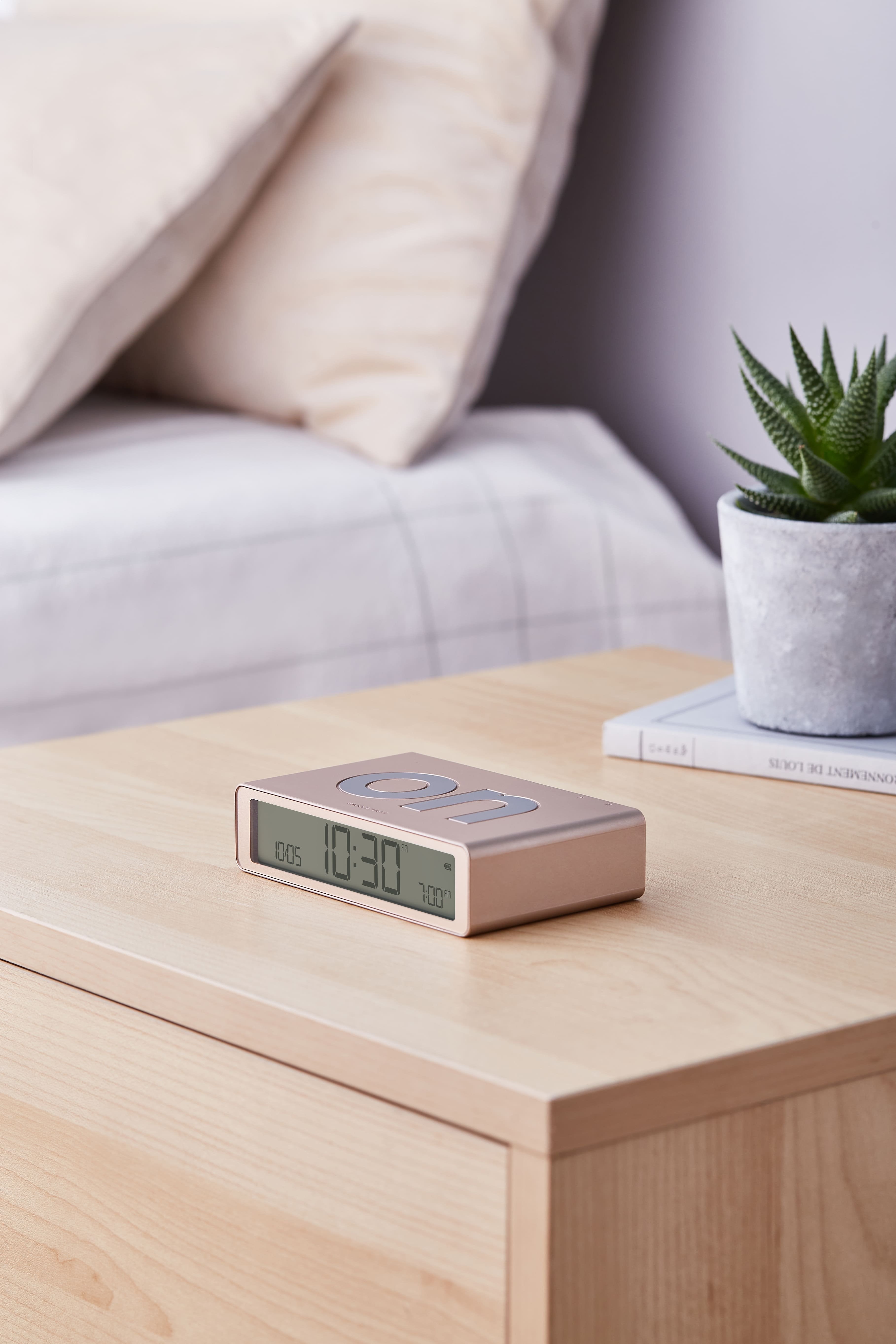 Lexon-Flip Klasik şarj Edilebilir Alarm Saat Dore-Saat-2-Milagron.com