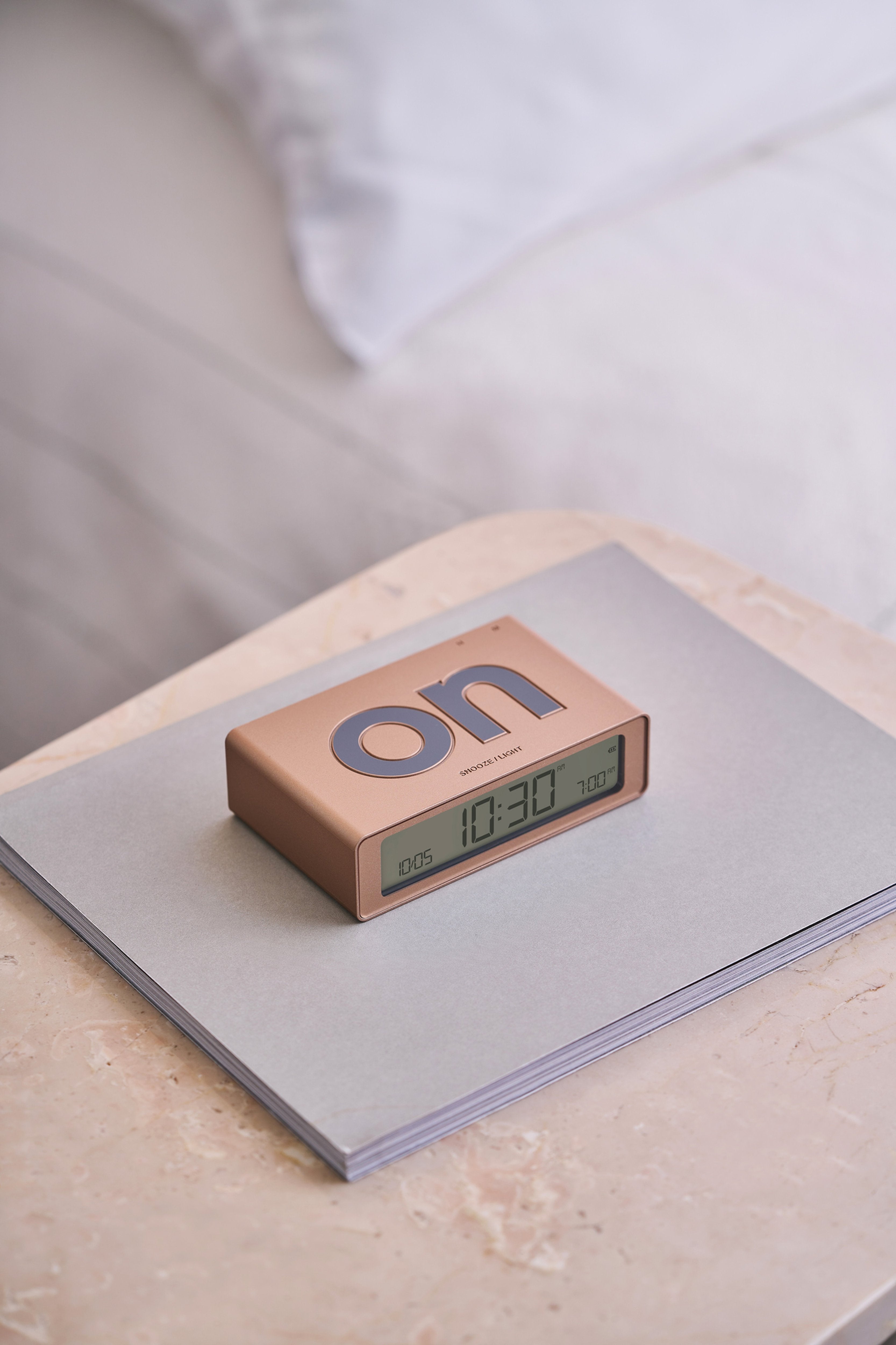 Lexon-Lexon Flip Mini Şarj Edilebilir Alarm Saat Dore-Alarm Saatler-7-Milagron.com