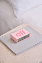 Lexon-Flip Mini şarj Edilebilir Alarm Saat Pembe-Alarm Saatler-5-Milagron.com