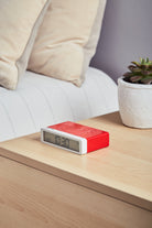 Lexon-X Pantone Flip Klasik şarj Edilebilir Alarm Saat Kırmızı-Saat-3-Milagron.com