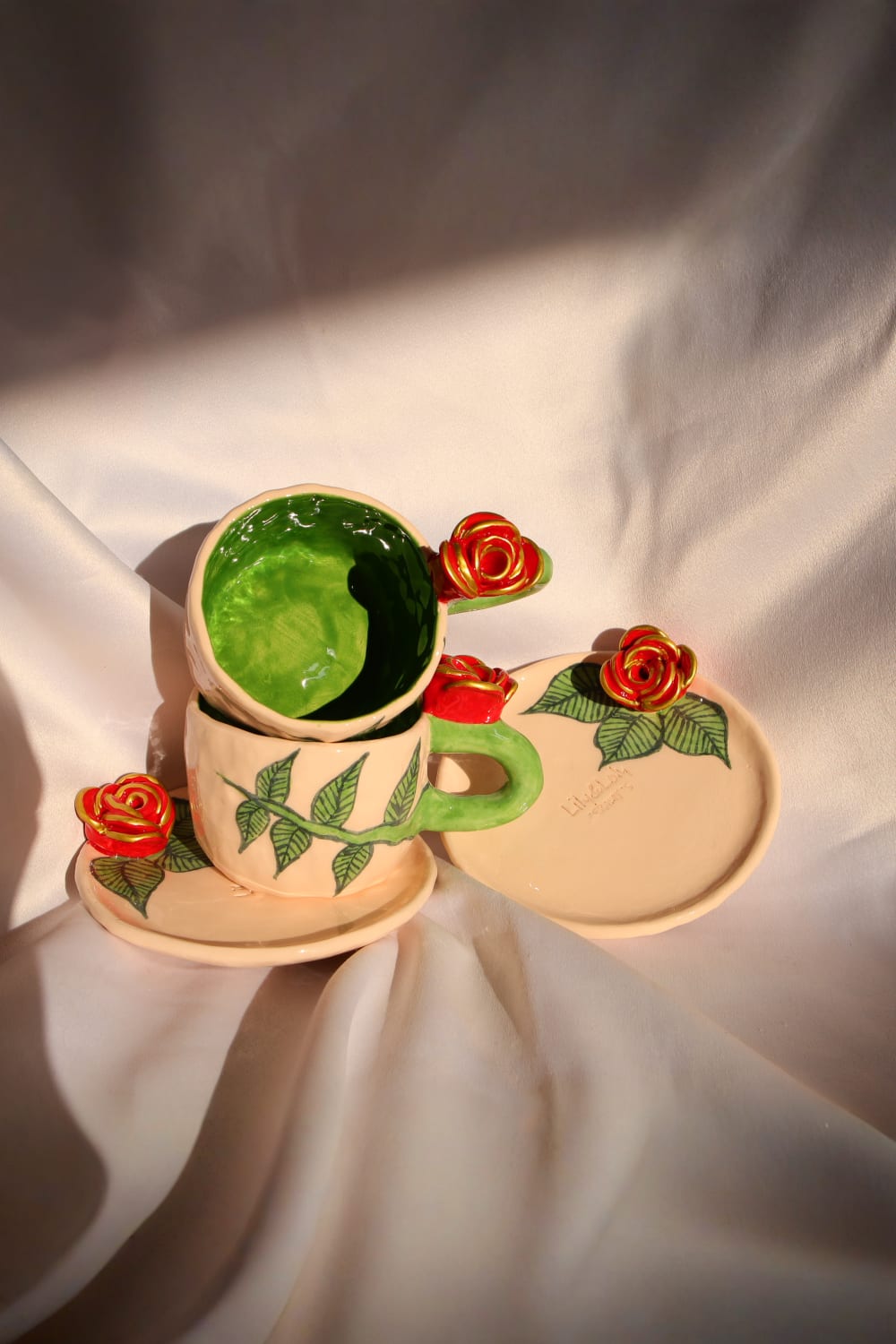 Lily & Loly Ceramics-Altın Detaylı Gül Çiçek Kulplu Yeşil Yaprak Çizimli 2'li Türk Kahvesi Seti- Gül Kulplu El Yapımı Seramik Fincanlar-Bardak-1-Milagron.com