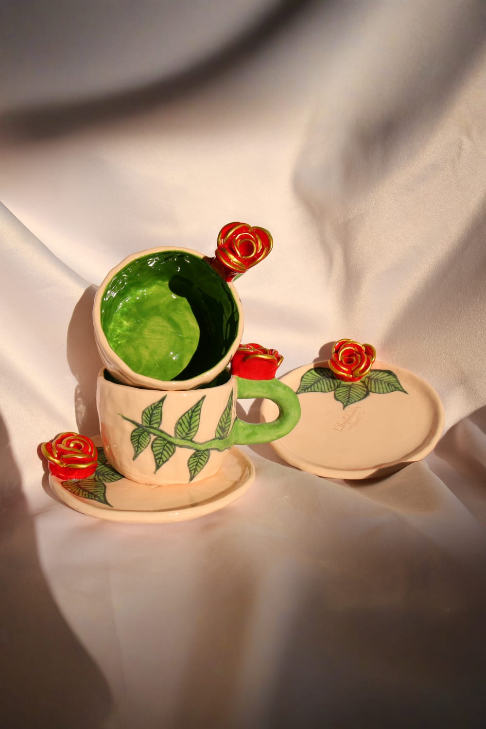 Lily & Loly Ceramics-Altın Detaylı Gül Çiçek Kulplu Yeşil Yaprak Çizimli 2'li Türk Kahvesi Seti- Gül Kulplu El Yapımı Seramik Fincanlar-Bardak-3-Milagron.com