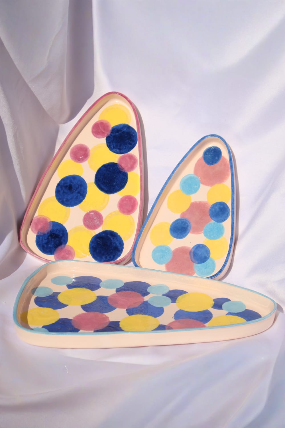 Lily & Loly Ceramics-Rengarenk Puantiyeli Modern El Yapımı Seramik 3'lü Set El Yapımı Eğlenceli Servis Ve Pasta Tabakları-Tabak & Kase-1-Milagron.com