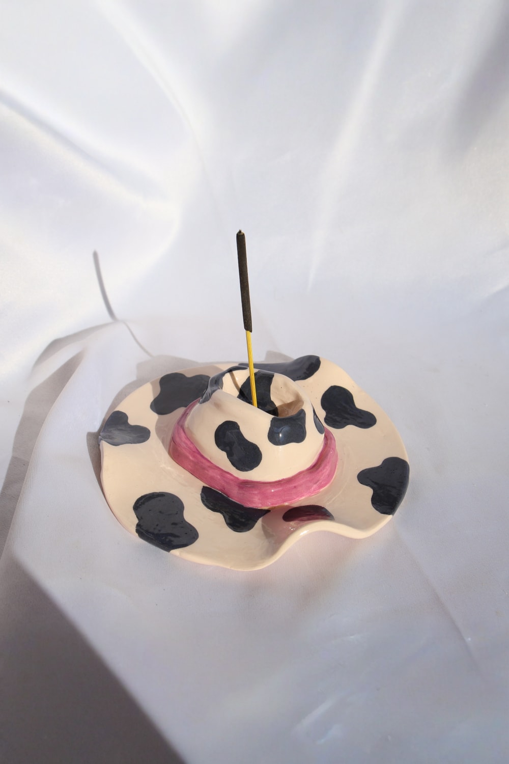 Lily & Loly Ceramics-Siyah Beyaz Kovboy Şapkası Tasarımlı El Yapımı Seramik Tütsülük - Kovboy Şapkası Seramik Tütsülük-Tütsülük-1-Milagron.com