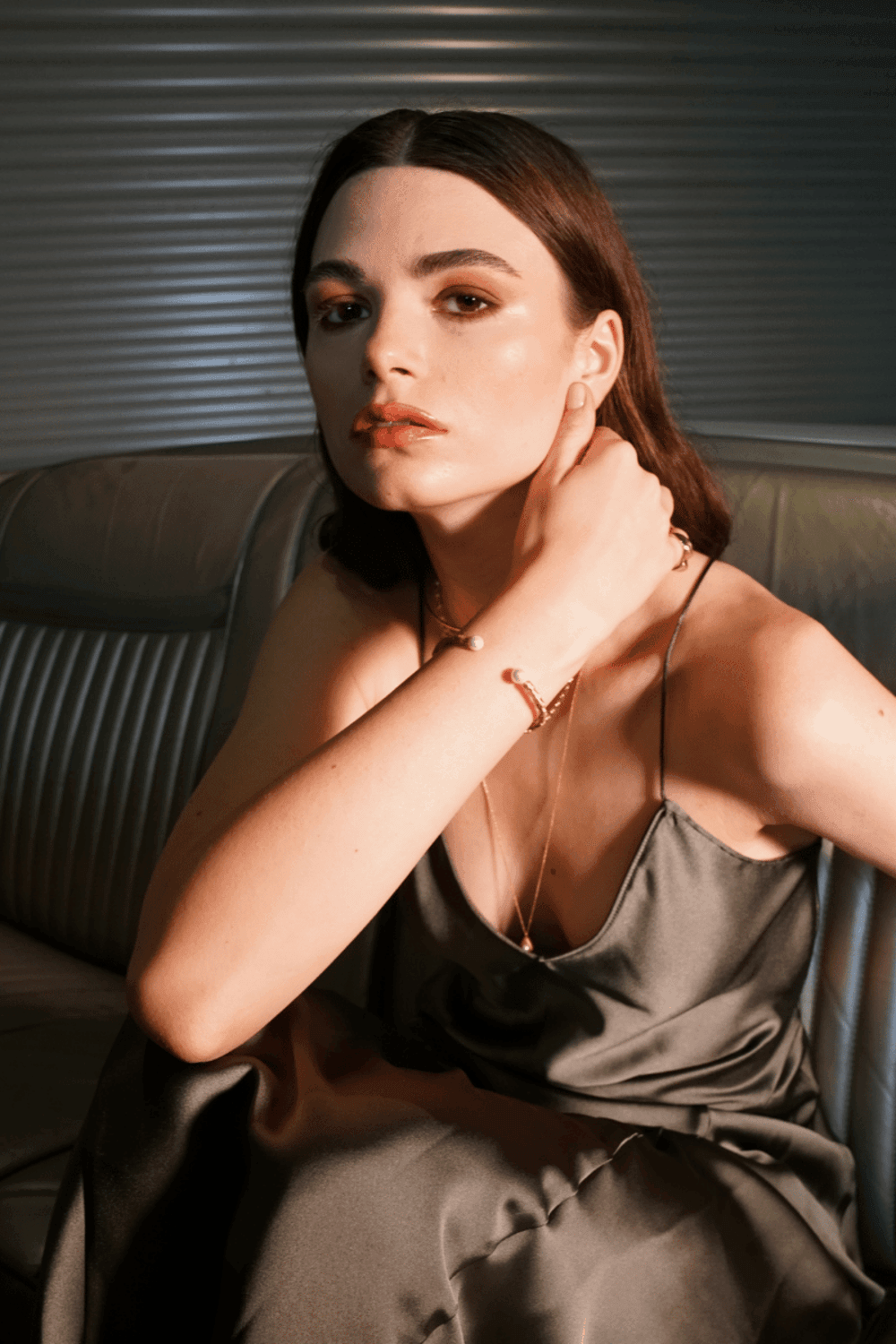 Linya Jewellery-Brey Amorf Mat İncili Kelepçe-Bileklik-4-Milagron.com