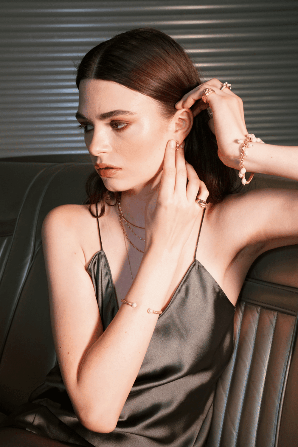 Linya Jewellery-Brey Amorf Mat İncili Kelepçe-Bileklik-5-Milagron.com