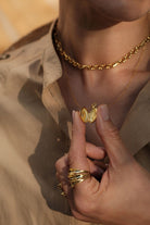 Mini Beyaz TaşLı Kapaklı Madalyon Kolye Gold - 0