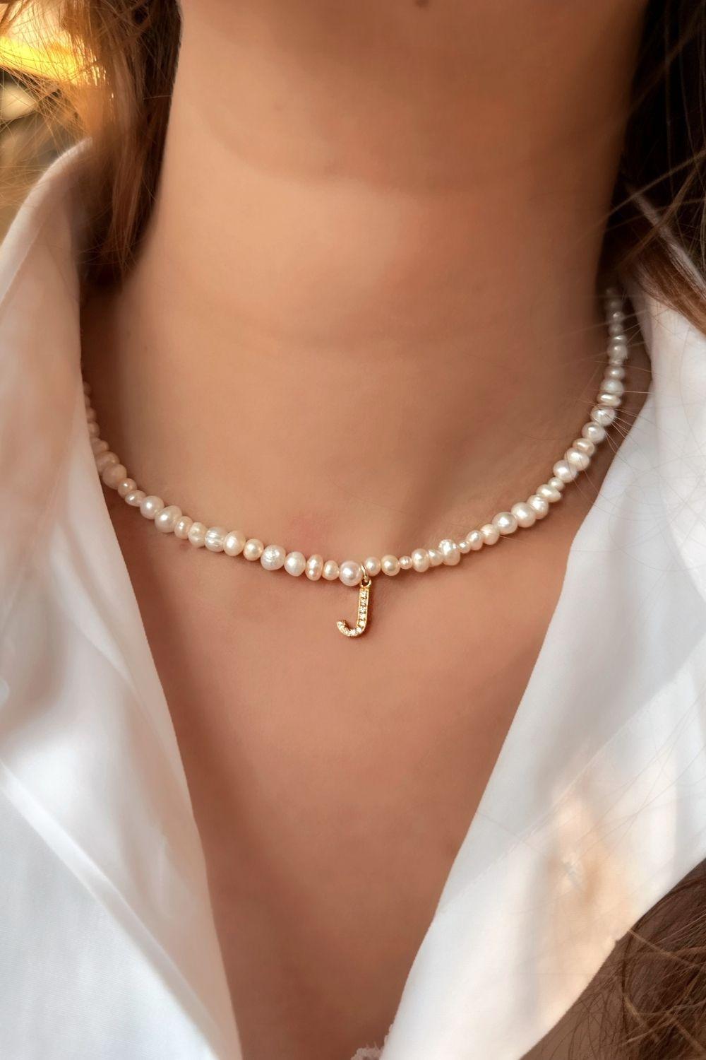 Linya Jewellery-Mono J Harfli İnci Kolye-Kolye-2-Milagron.com