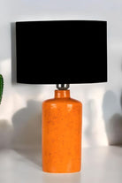 Moena Studio-Delhi Turuncu Seramik Abajur – Siyah Şapkanın Kontrast Şıklığı-Abajur-2-Milagron.com