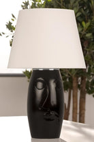 Moena Studio-El Yapımı Modern Barcelona Abajur – Siyah Seramik Yüz Formlu, Krem Başlıklı Tasarım-Abajur-2-Milagron.com