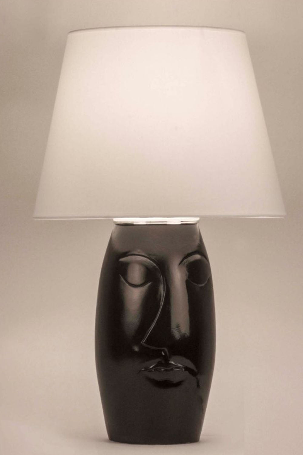 Moena Studio-El Yapımı Modern Barcelona Abajur – Siyah Seramik Yüz Formlu, Krem Başlıklı Tasarım-Abajur-3-Milagron.com