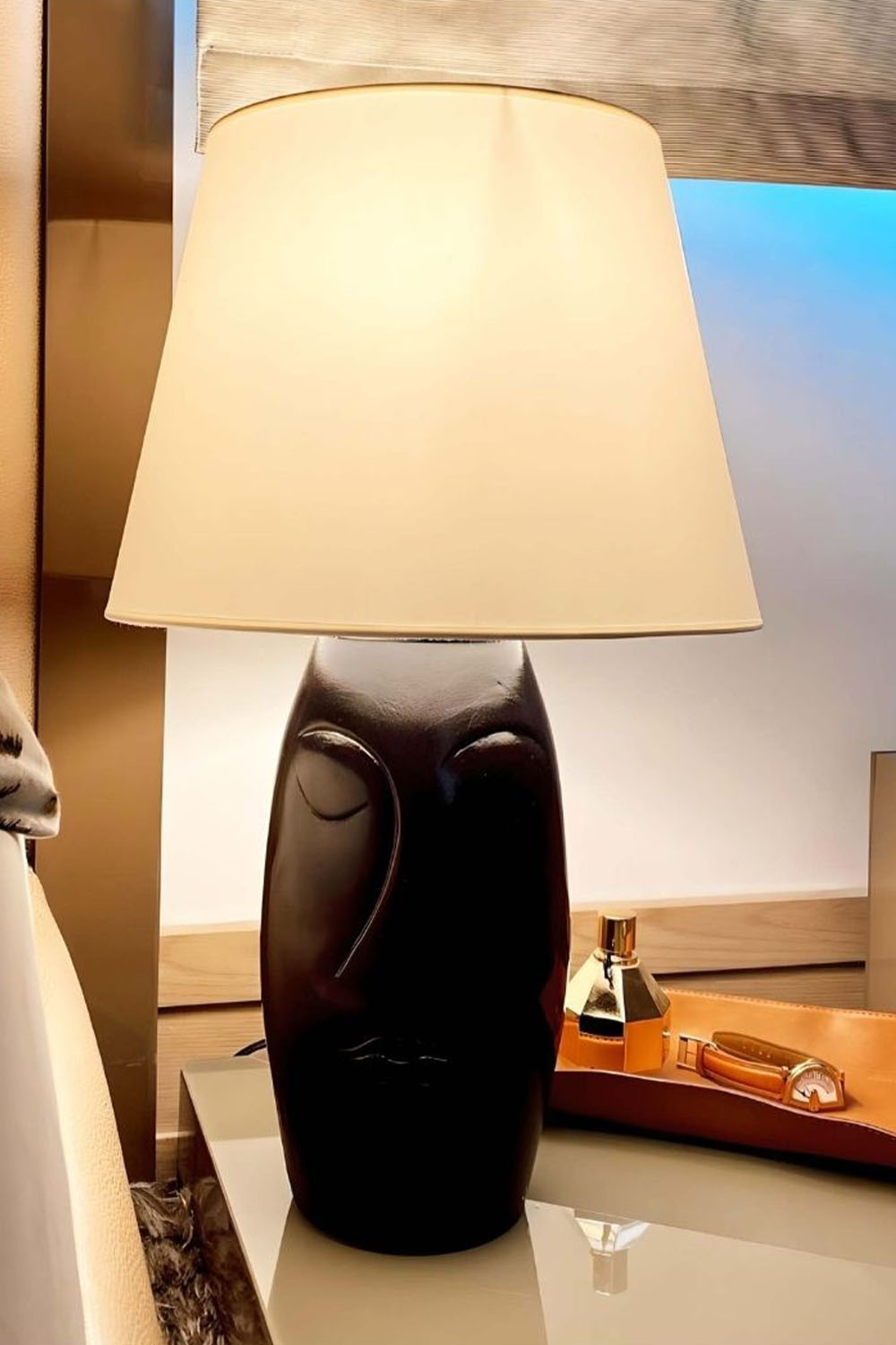 Moena Studio-El Yapımı Modern Barcelona Abajur – Siyah Seramik Yüz Formlu, Krem Başlıklı Tasarım-Abajur-4-Milagron.com