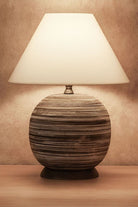 Moena Studio-Kahire Serisi Kahve Tonlarında Çizgili Seramik Abajur Krem Başlık-Abajur-3-Milagron.com