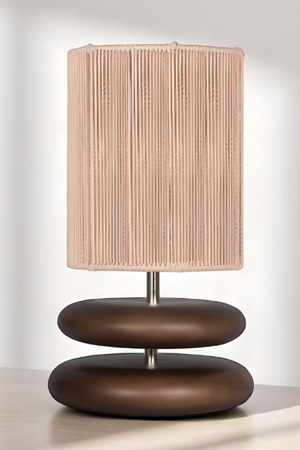 Moena Studio-Kızıl Kahve Ahşap Gövdeli Masa Lambası – Bej Örgü Şapkalı El Yapımı Tasarım-Abajur-2-Milagron.com