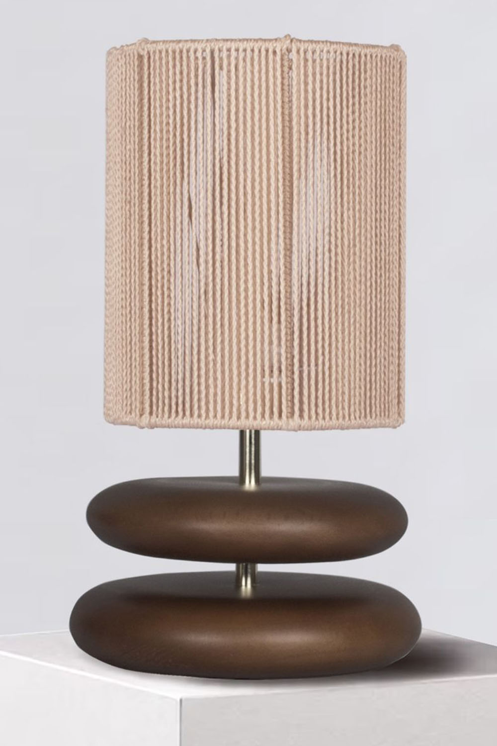 Moena Studio-Kızıl Kahve Ahşap Gövdeli Masa Lambası – Bej Örgü Şapkalı El Yapımı Tasarım-Abajur-5-Milagron.com