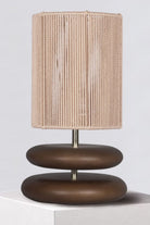 Moena Studio-Kızıl Kahve Ahşap Gövdeli Masa Lambası – Bej Örgü Şapkalı El Yapımı Tasarım-Abajur-5-Milagron.com