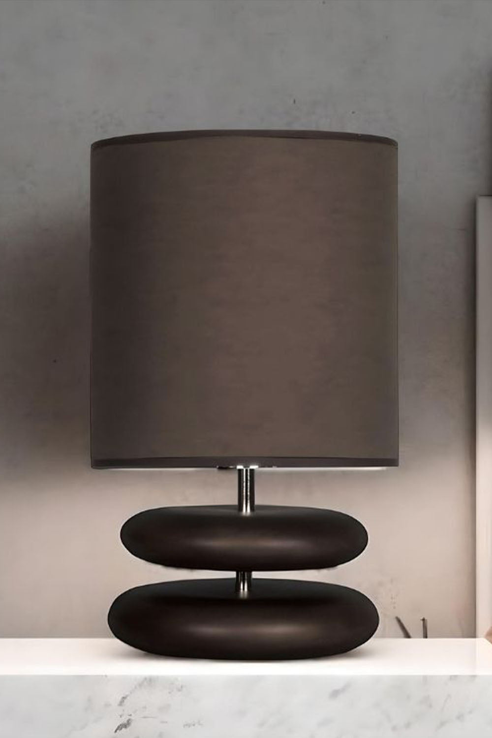 Moena Studio-Koyu Ceviz Ahşap Gövdeli Masa Lambası – Kahverengi Kumaş Şapkalı, Modern El Yapımı Tasarım-Abajur-3-Milagron.com