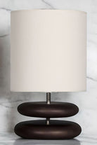 Moena Studio-Koyu Ceviz Ahşap Gövdeli Masa Lambası – Krem Kumaş Şapkalı, Modern El Yapımı Tasarım-Abajur-3-Milagron.com