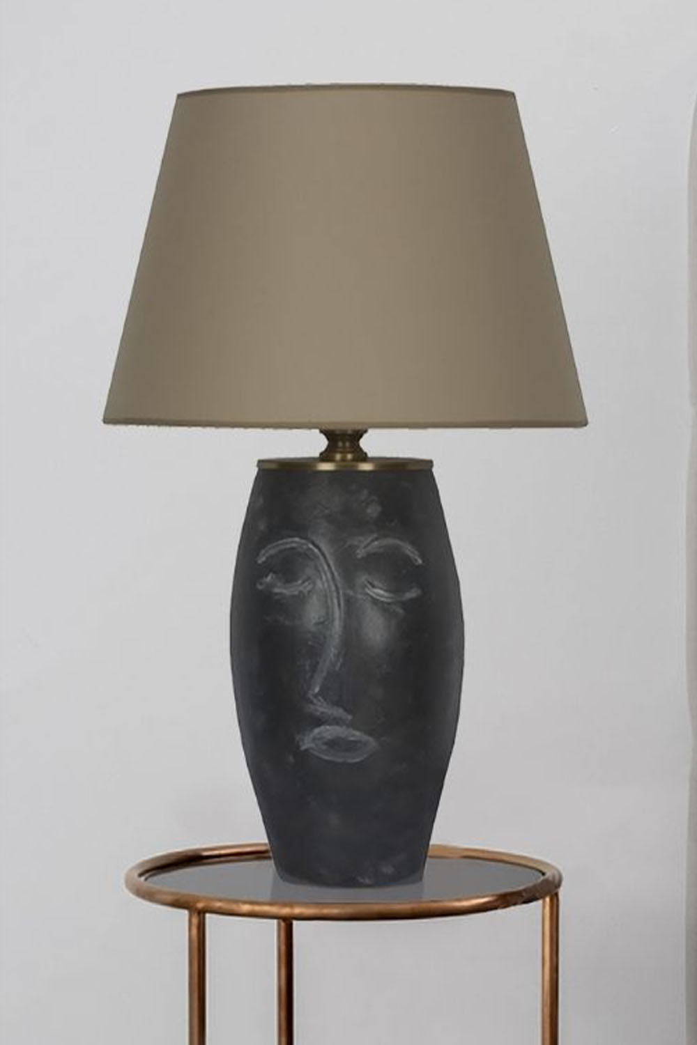 Moena Studio-Siyah Abajurlu Yüz Figürlü Seramik Masa Lambası - Bej Başlık-Abajur-4-Milagron.com