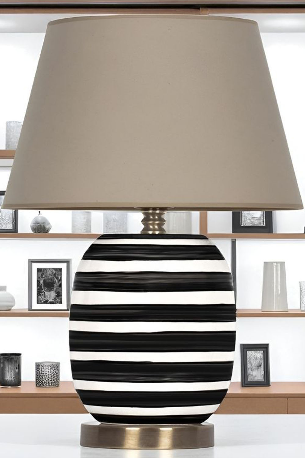 Moena Studio-Siyah Beyaz Çizgili Madrıd Seramik Masa Lambası – Bej Başlık-Abajur-5-Milagron.com