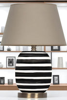 Moena Studio-Siyah Beyaz Çizgili Madrıd Seramik Masa Lambası – Bej Başlık-Abajur-5-Milagron.com