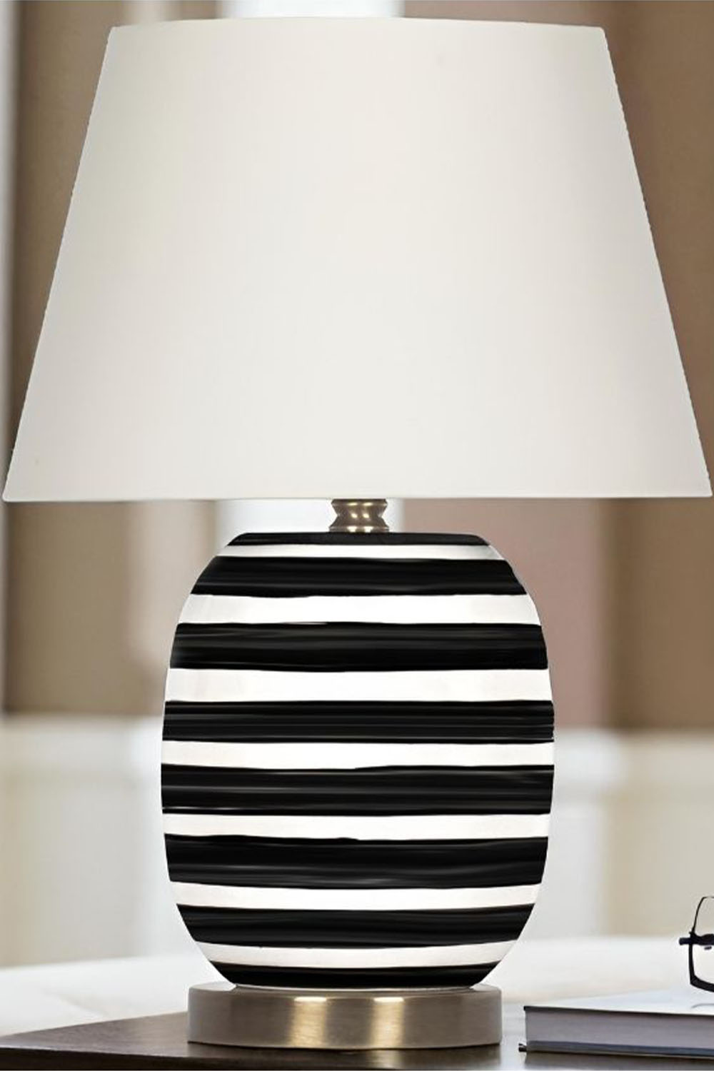 Moena Studio-Siyah Beyaz Çizgili Madrıd Seramik Masa Lambası – Krem Başlık-Abajur-2-Milagron.com