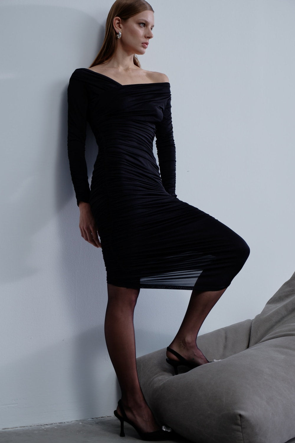 Nazlı Ceren-Jilou Drapeli Jarse Midi Elbise Noire-Elbise-3-Milagron.com