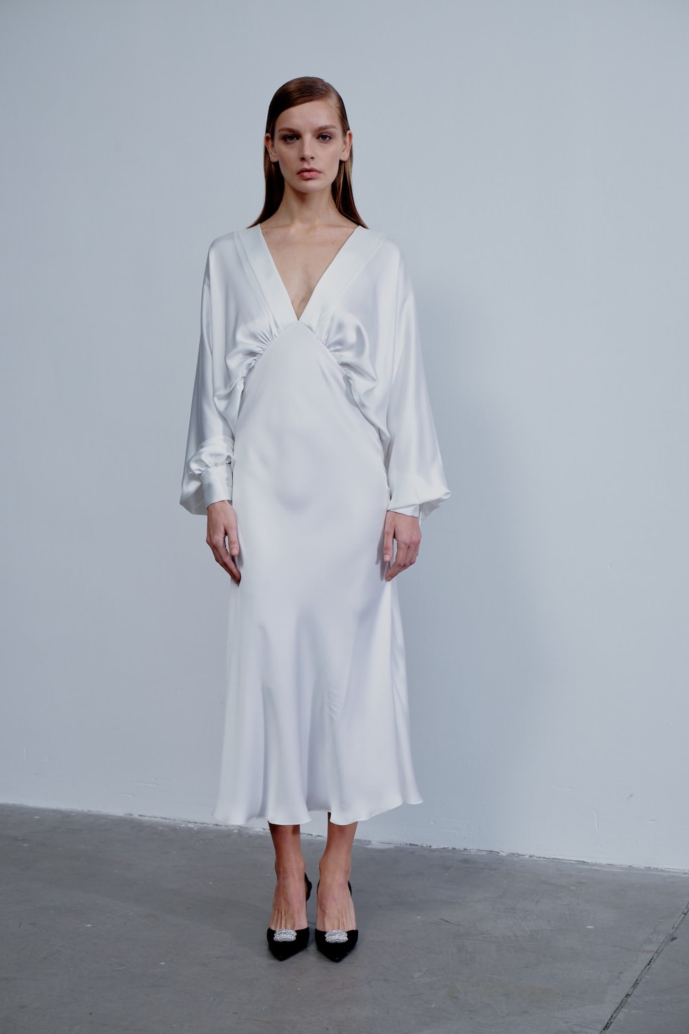 Nazlı Ceren-Mila V Yaka Saten Elbise Ecru-Elbise-3-Milagron.com