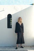 Nazlı Ceren-Mila V Yaka Saten Elbise Siyah-Elbise-4-Milagron.com