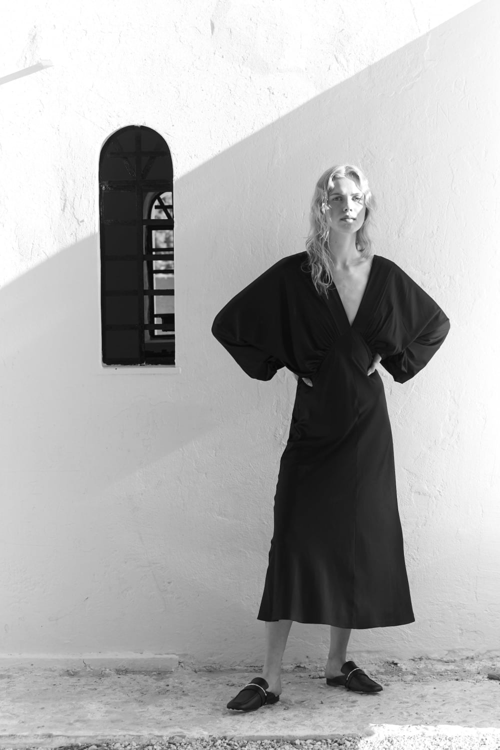 Nazlı Ceren-Mila V Yaka Saten Elbise Siyah-Elbise-6-Milagron.com