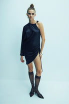 Nazlı Ceren-Rocha Asimetrik Saten Mini Elbise Black-Elbise-10-Milagron.com