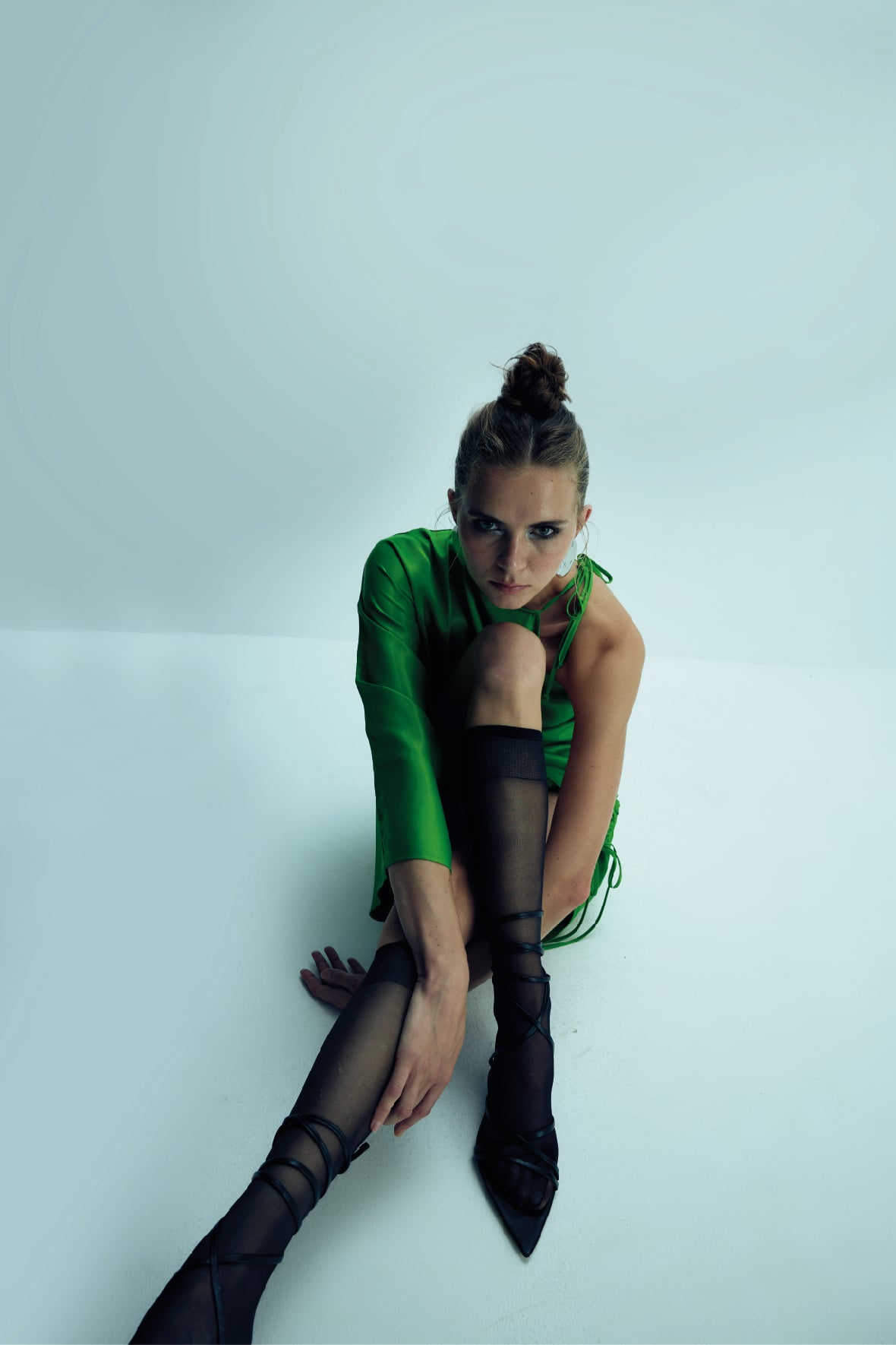 Nazlı Ceren-Rocha Asimetrik Saten Mini Elbise Jolly Green-Elbise-5-Milagron.com