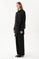 Nilgün Mirza-Etek Ucundan Düğüm Detaylı Önden Düğmeli Rahat Kesim Uzun Kalça Kapatan Saten Gömlek-Gömlek-3-Milagron.com