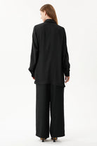 Nilgün Mirza-Etek Ucundan Düğüm Detaylı Önden Düğmeli Rahat Kesim Uzun Kalça Kapatan Saten Gömlek-Gömlek-5-Milagron.com