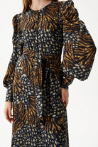 Nilgün Mirza-Karışık Leopar Desenli Ön Patı El İşlemeli Nakış Detayı Olan Uzun Elbise-Elbise-6-Milagron.com