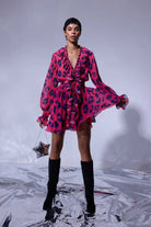 Nilgün Mirza-Leopar Desenli Fırfır Detaylı Öden Birit Düğmeli Beli Lastikli Rahat Kesim Mini Şifon Elbise-Elbise-1-Milagron.com