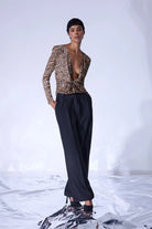 Nilgün Mirza-Leopar Desenli Önünde Düğüm Detayı Olan Derin Dekolteli Krep Saten Kumaş Bluz-Bluz-1-Milagron.com