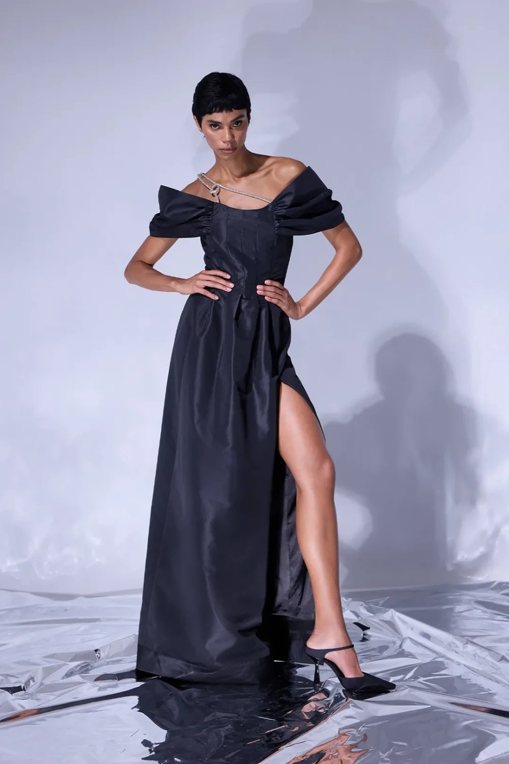 Nilgün Mirza-Phedora Taşlı Aksesuar Detaylı Bele Oturan Tafta Abiye Elbise-Elbise-1-Milagron.com