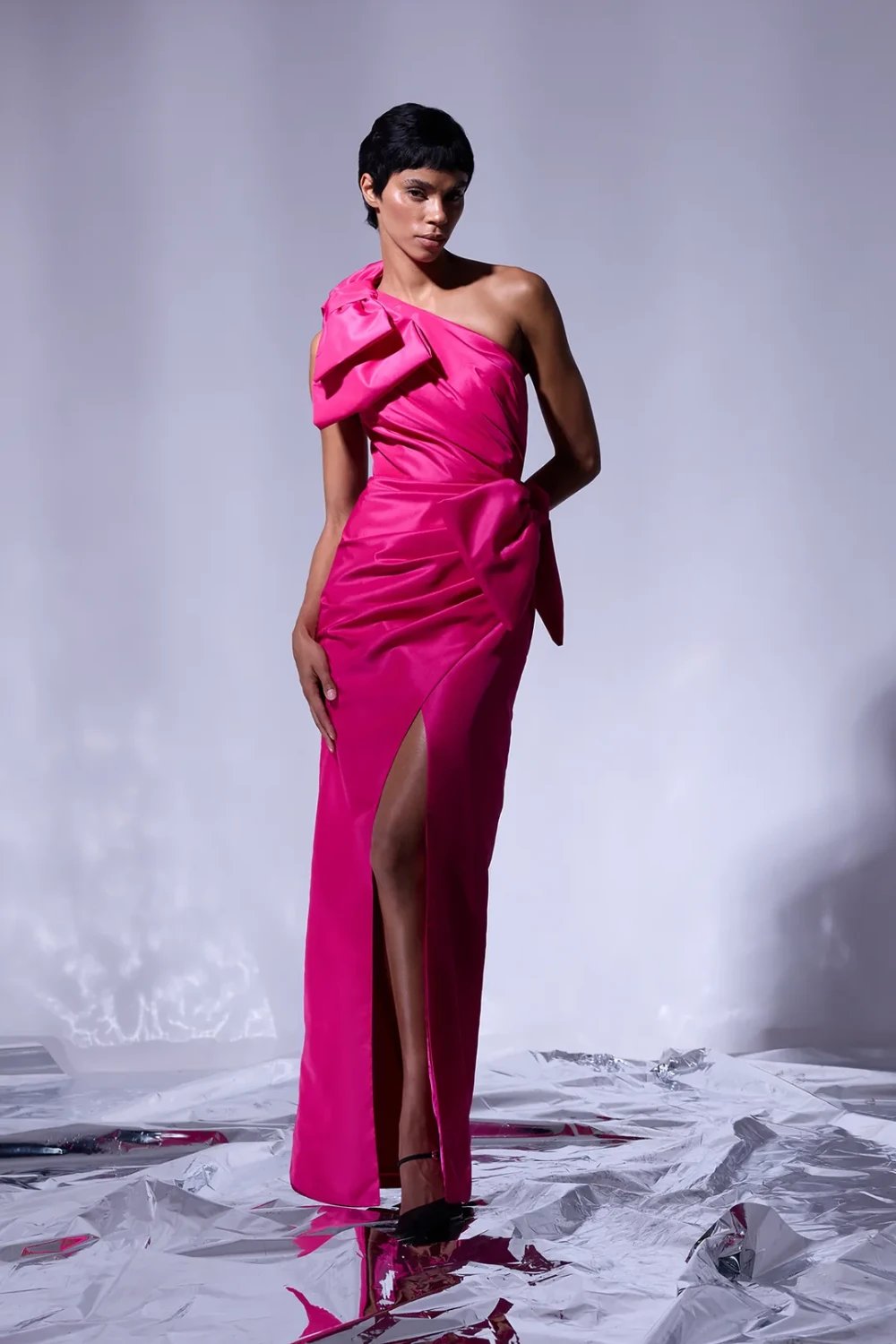 Nilgün Mirza-Rhea Bele Oturan Drape Detaylı Yırtmaçlı Büyük Fiyonklu Tafta Abiye Elbise-Elbise-2-Milagron.com