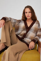 Peraluna-Geniş Kalıplı Kaşmir Karışım V Yaka Kadın Triko Hırka-Kazak & Triko-2-Milagron.com