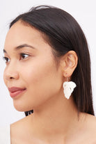 Peraluna-Isabel Earrings El Yapımı Yaprak Desen Küpe Ekru-Küpe-5-Milagron.com