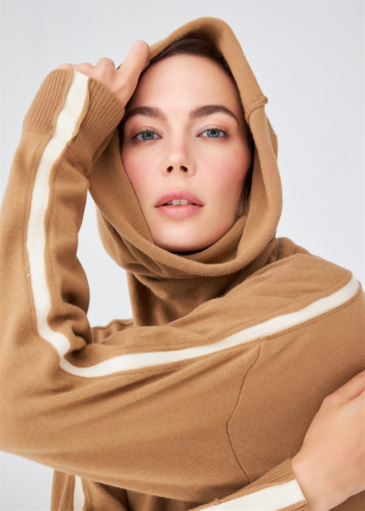 Peraluna Kaşmir Karışım Uzun Balıkçı Yaka Kemerli Bol Kesim Kadın Triko Kazak - Camel