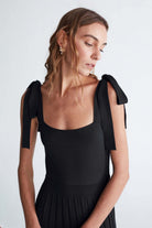 Styleboom X Peraluna Kelly Dress Askılı Bağlama Detaylı Rahat Kesim Midi Boy Yazlık Kadın Triko Elbise - Siyah