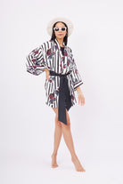 Peraluna-Stripe Garden Short Kimono Çizgili Güllü Baskılı 80 Cm Kısa Saten Kadın Kimono-Kimono-1-Milagron.com
